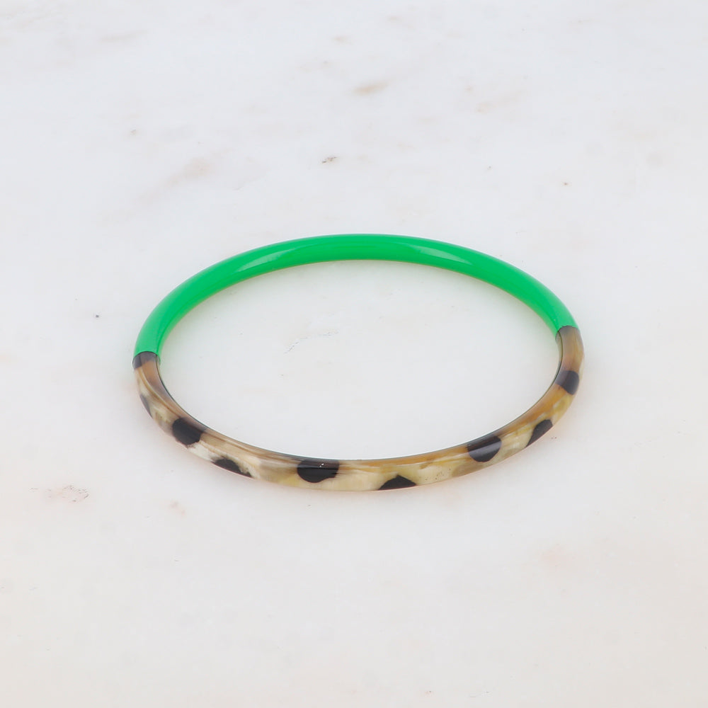 Jonc fin en corne de buffle laquée couleur vert et motif léopard