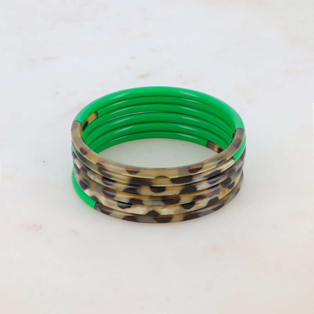 Jonc fin en corne de buffle laquée couleur vert et motif léopard