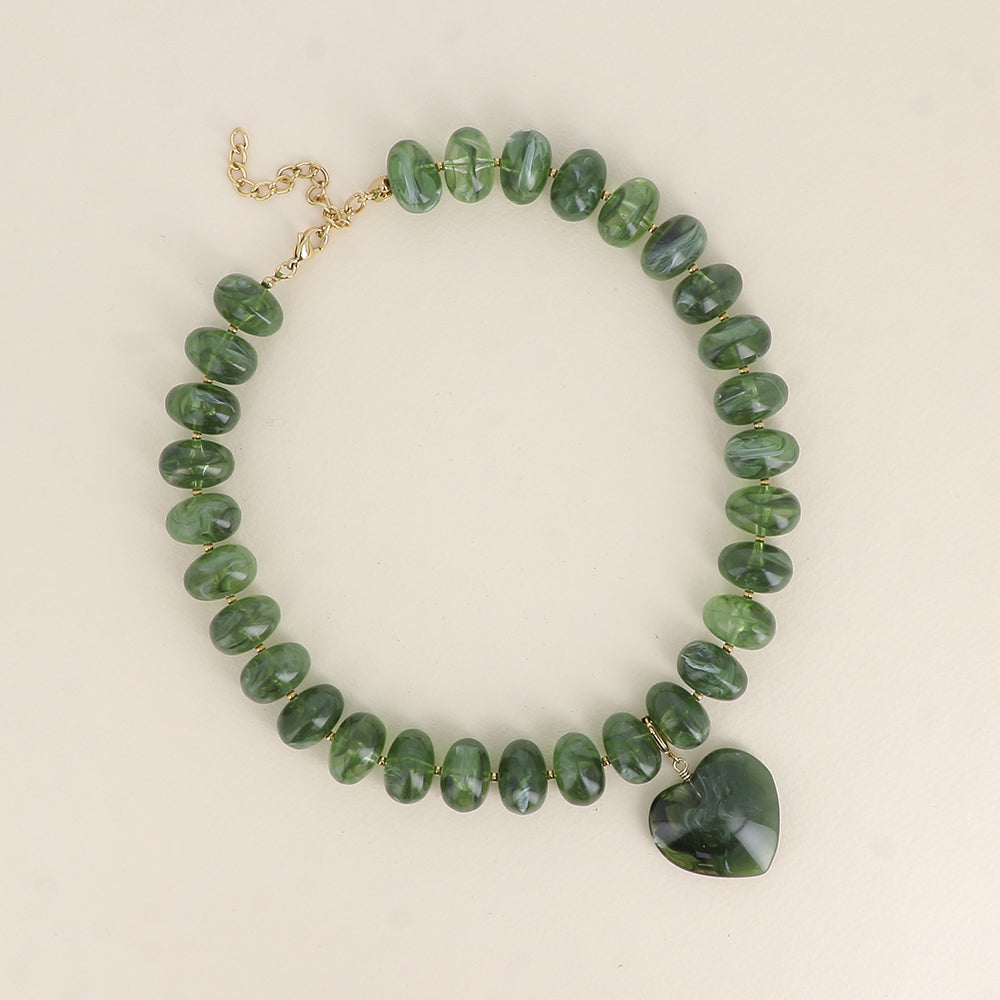 Collier sur fil - perles de résine et pendentif coeur
