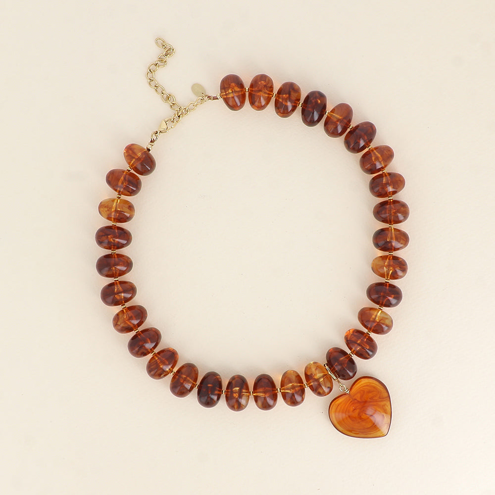 Collier sur fil - perles de résine et pendentif coeur