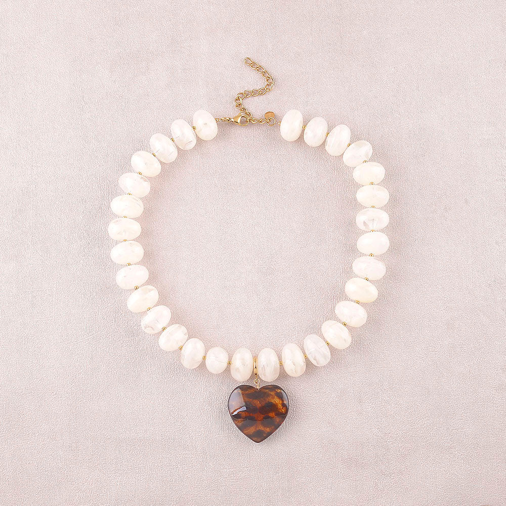Collier sur fil - perles de résine et pendentif coeur