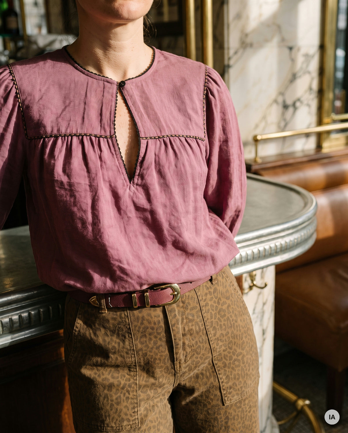 BLOUSE ALEXA - THE KORNER BLOUSE — Image générée par IA