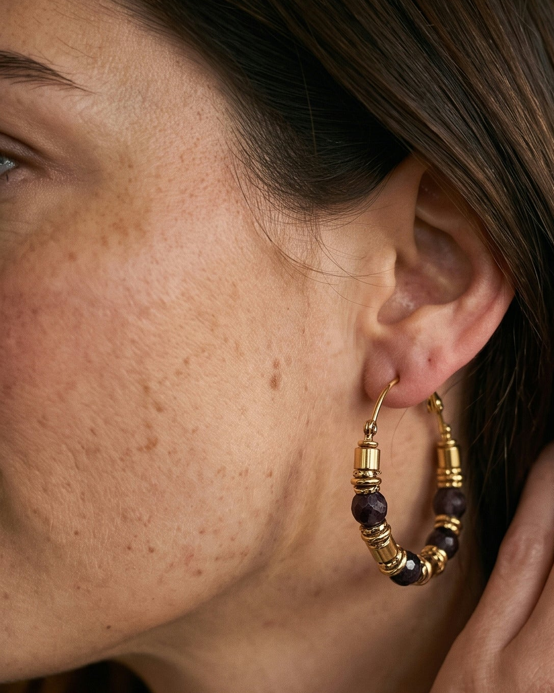 BOUCLES D'OREILLES CREOLES PERLA NOIR - MILË MILA Boucles d'oreilles — Image générée par IA