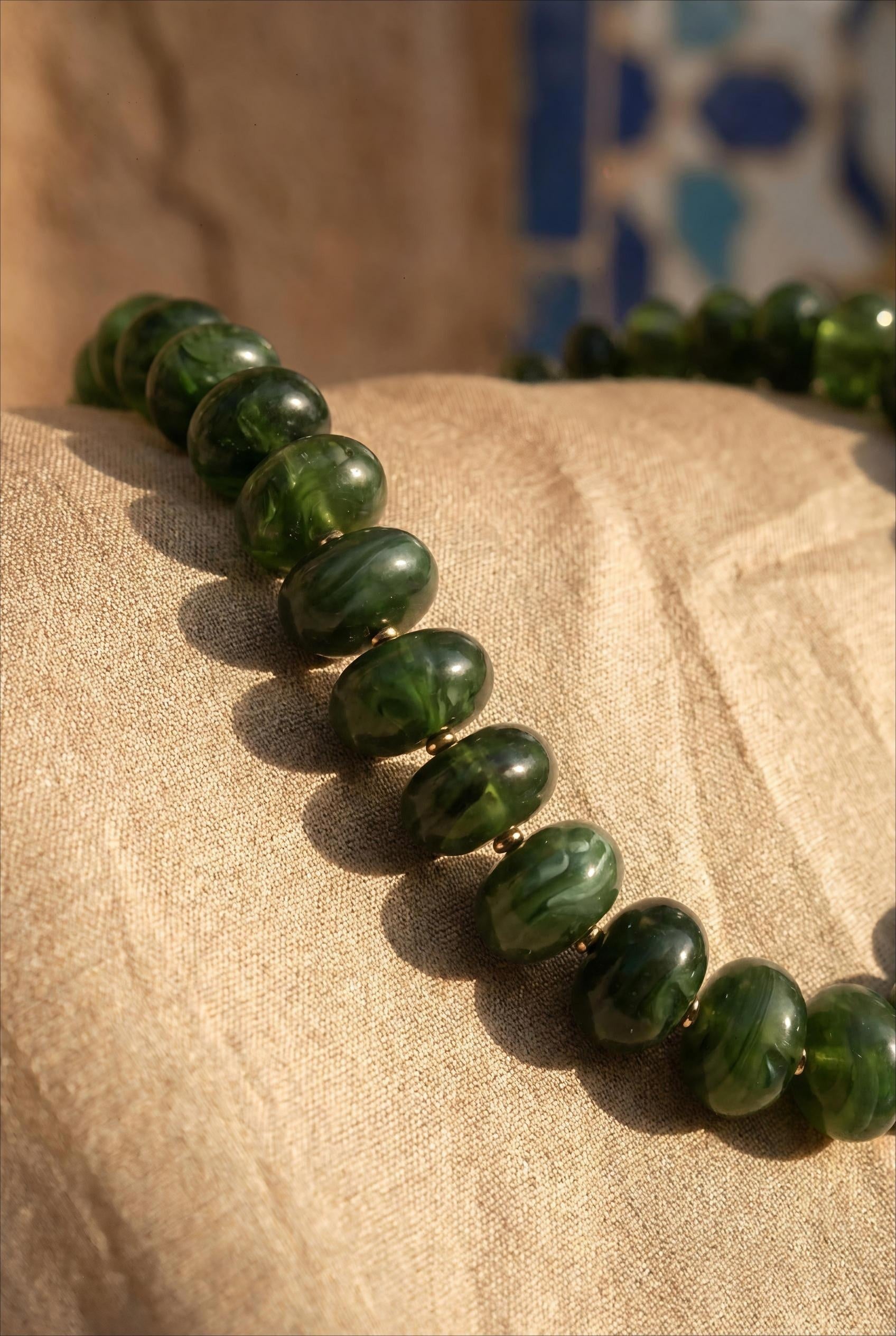 COLLIER - GROSSES PERLES DE RÉSINE OVALES DORÉ KAKI - BOHM Collier