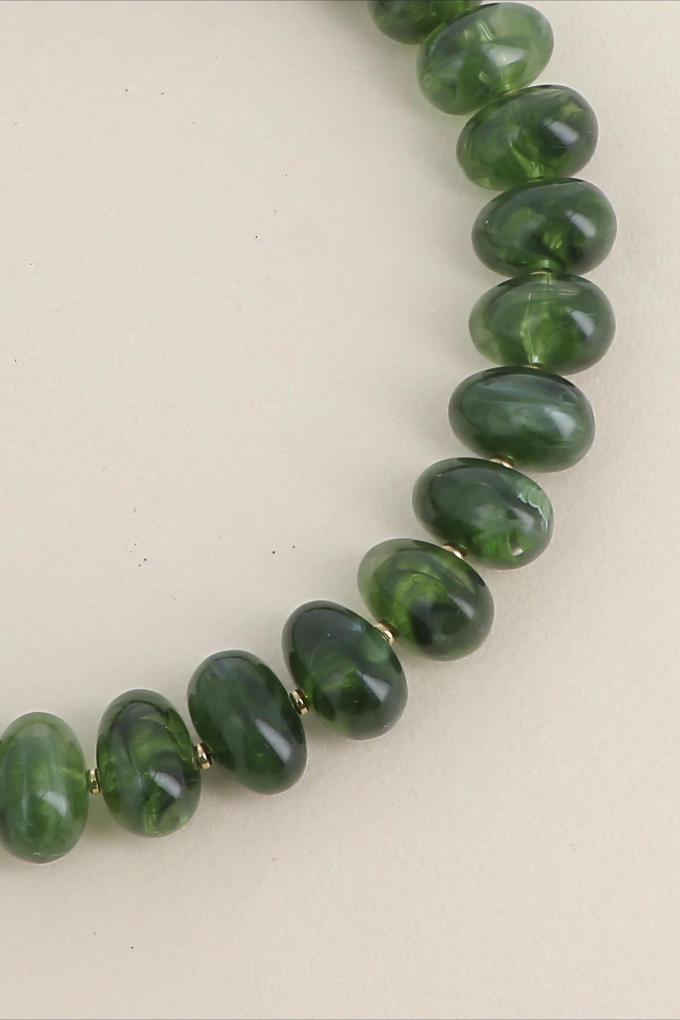 COLLIER - GROSSES PERLES DE RÉSINE OVALES DORÉ KAKI - BOHM Collier