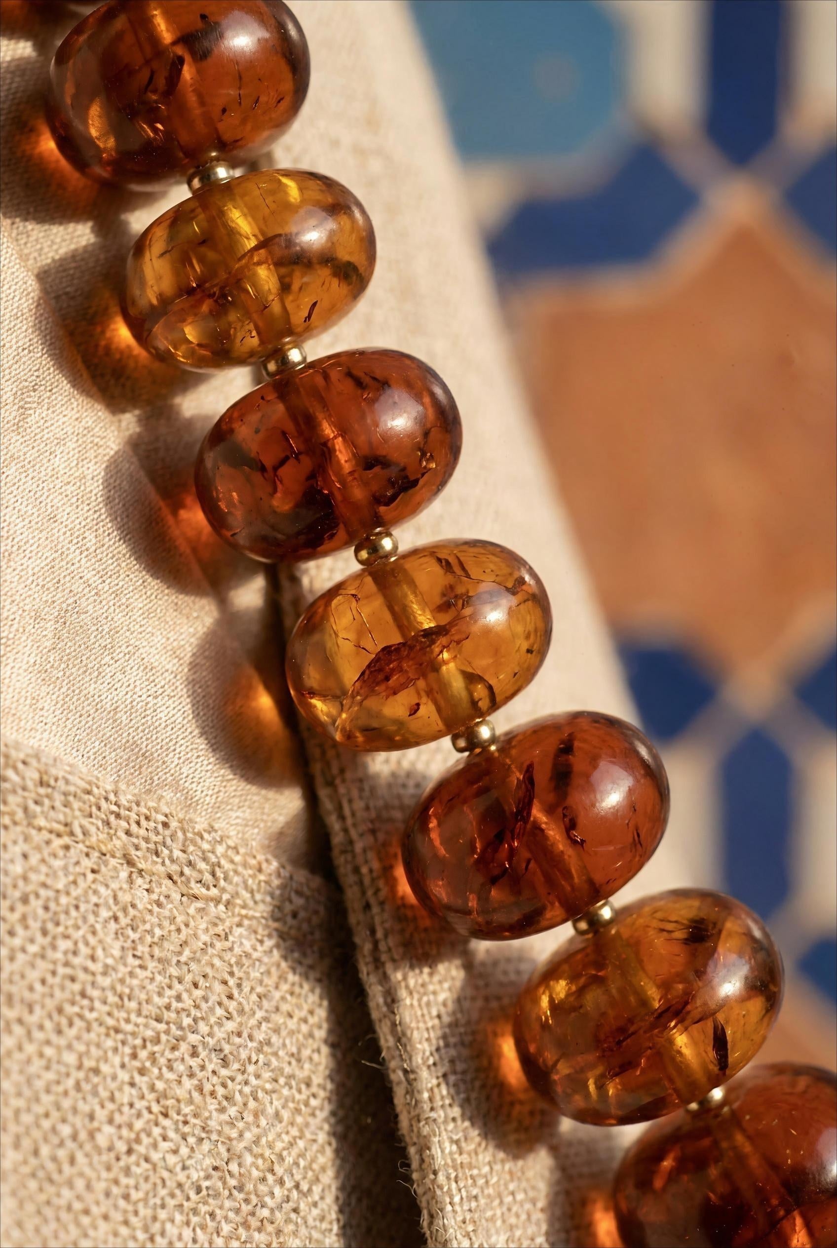 COLLIER - GROSSES PERLES DE RÉSINE OVALES DORÉ MARRON - BOHM Collier