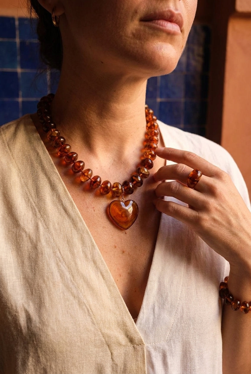 COLLIER SUR FIL - PERLES DE RÉSINE ET PENDENTIF COEUR DORÉ MARRON - BOHM Collier