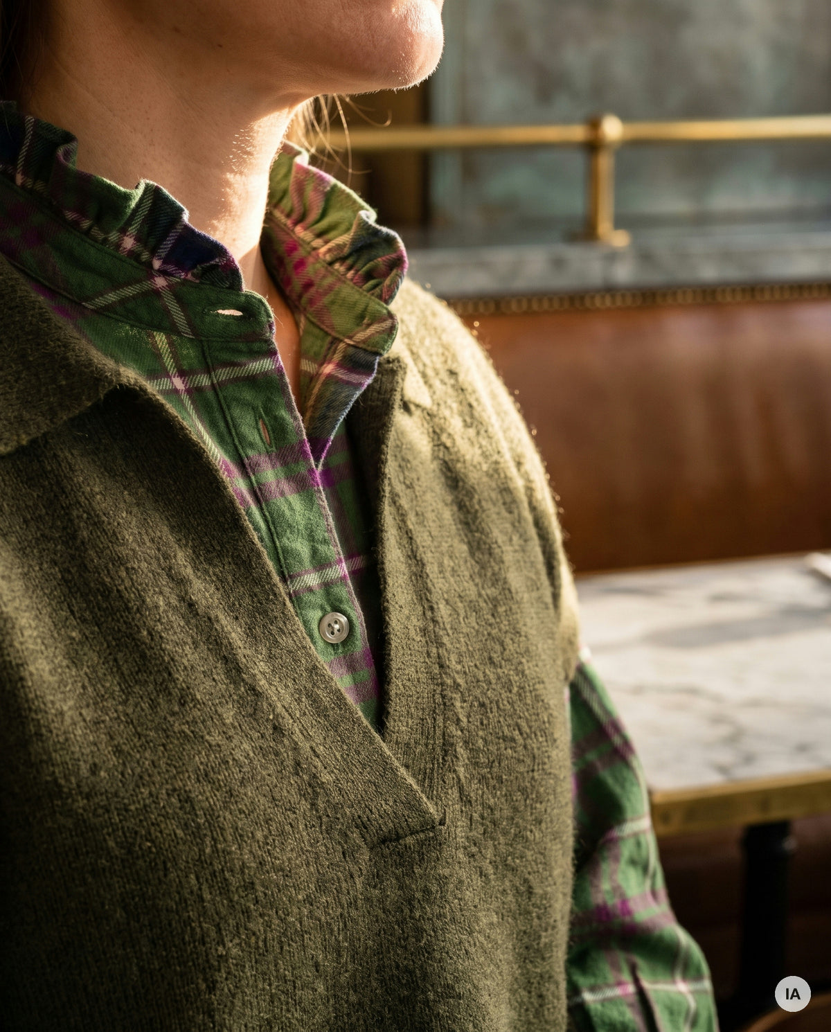 PULL MOTEL KHAKI - MINUIT DOUZE Pull — Image générée par IA