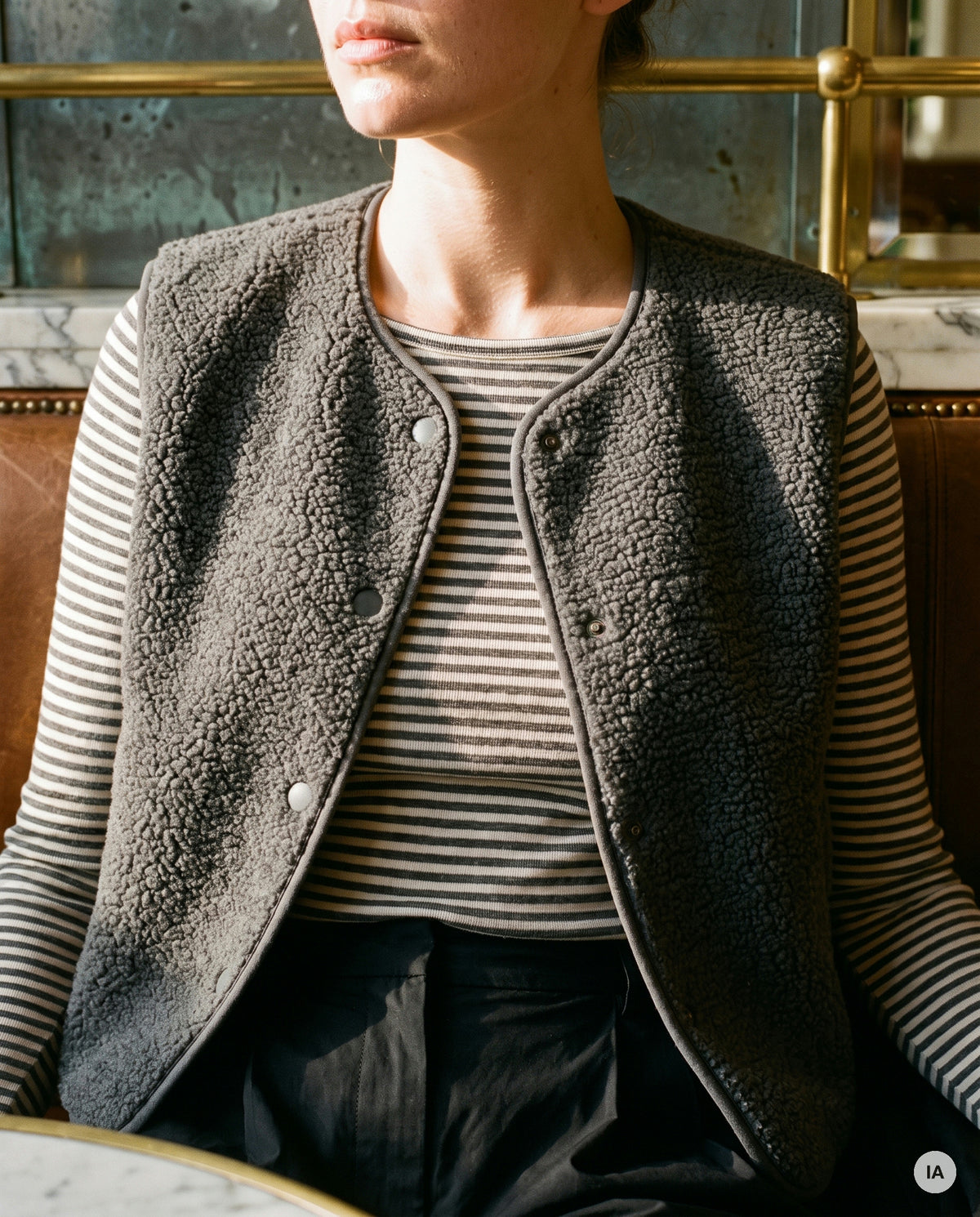 GILET SANS MANCHES PAULINE GRIS - CHARLIOR Gilet — Image générée par IA