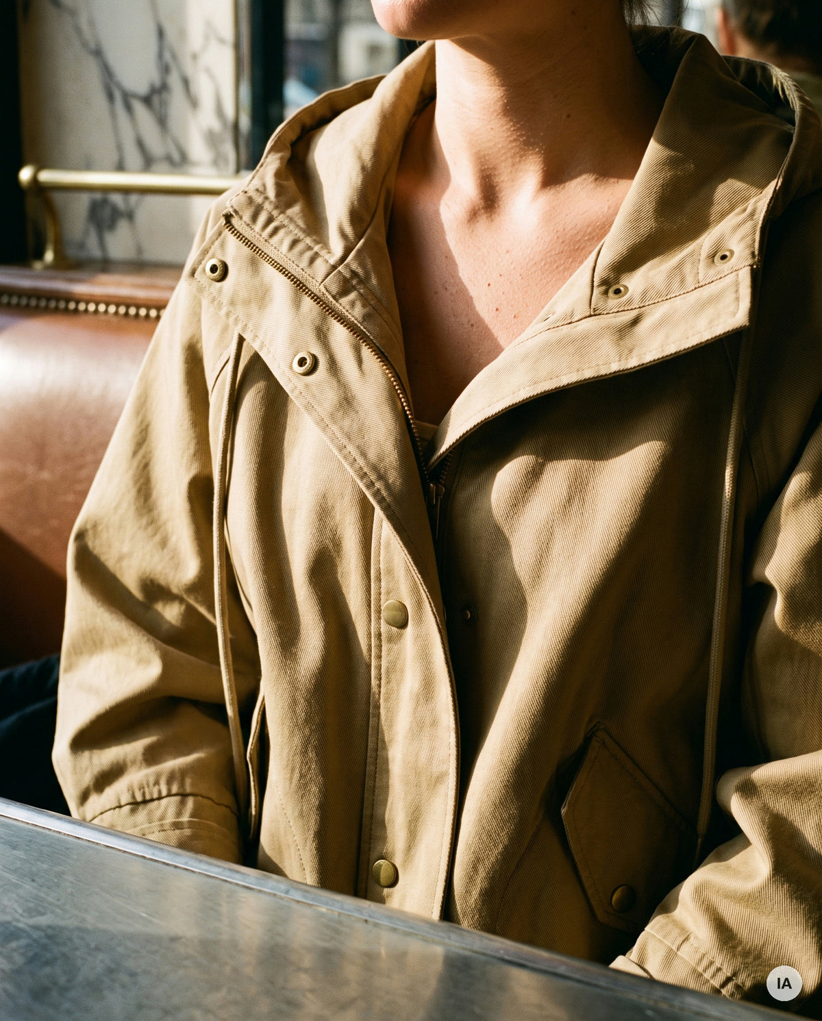 VESTE VOYAGE^ KAKI - MINUIT DOUZE Veste — Image générée par IA